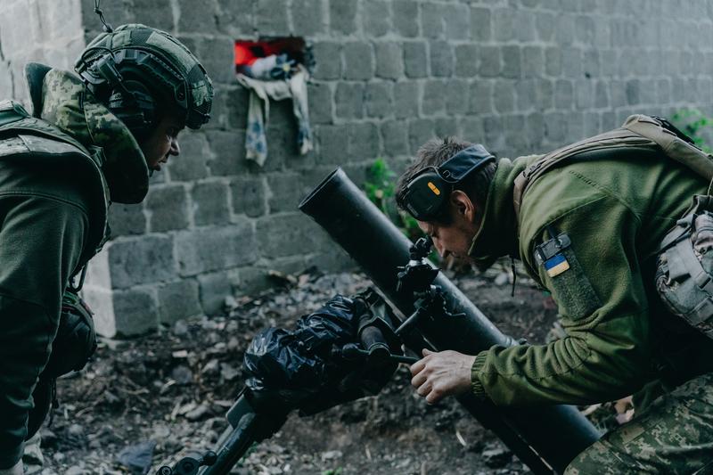 Soldați ucraineni pregătind un mortier în zona frontului din Ceasiv Iar, Foto: Wojciech Grzedzinski / AFP / Profimedia Images
