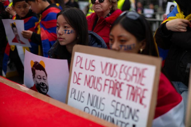 Protest al tibetanilor la Paris, împotriva vizitei preşedintelui chinez Xi Jinping, Foto: Villette Pierrick/ABACA / Abaca Press / Profimedia