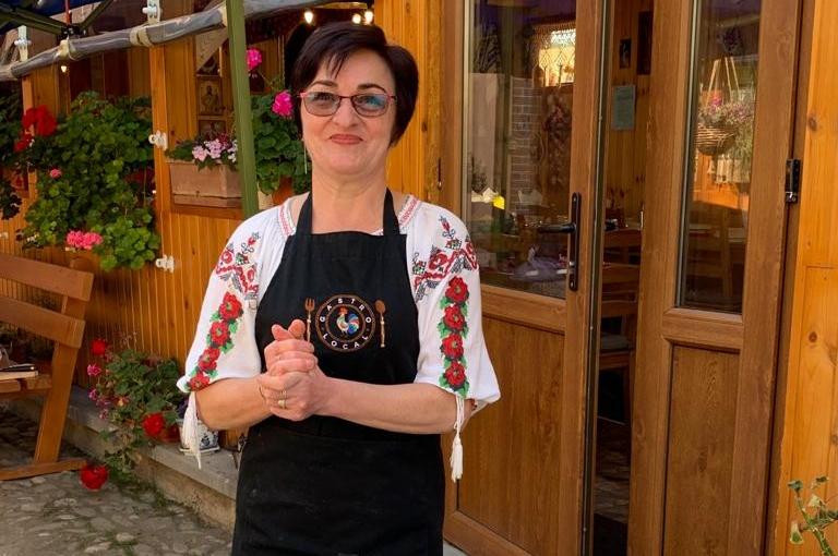 Una soluzione per sfuggire alla povertà.  Di ritorno dopo 15 anni di lavoro in Italia, una donna rumena ha aperto un’attività con il marito siciliano e ha cambiato il destino di una cittadina
