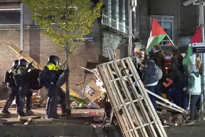 Ciocniri cu Poliția la o demonstrație pro-palestiniană la Universitatea din Amsterdam, Foto: InterVision / AP / Profimedia