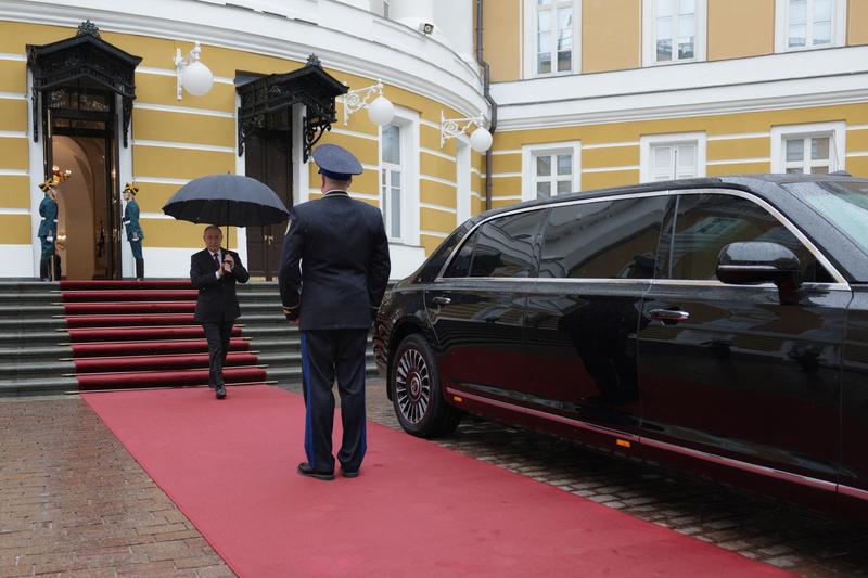 Vladimir Putin pregatindu-se sa urce intr-o limuzina Aurus Senat, Foto: Gavriil Grigorov / AFP / Profimedia Images