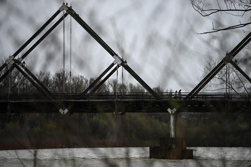 Refugiați ucraineni traversează râul Tisa pe podul care leagă Ucraina și România, la punctul de trecere Sighetu Marmației, pe 10 aprilie 2022., Foto: Christophe ARCHAMBAULT / AFP / Profimedia