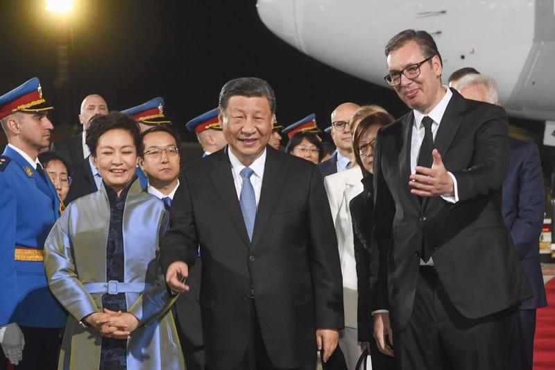 Xi Jinping și soția lui, Peng Liyuan, întâmpinați pe aeroportul din Belgrad de președintele sârb Aleksandar Vucic, 7 mai 2024., Foto: Hotnews