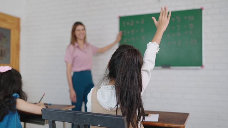 Din anul școlar 2024- 2025, Ministerul Educației propune introducerea unei burse noi, numită bursa de reziliență, Foto: Shutterstock