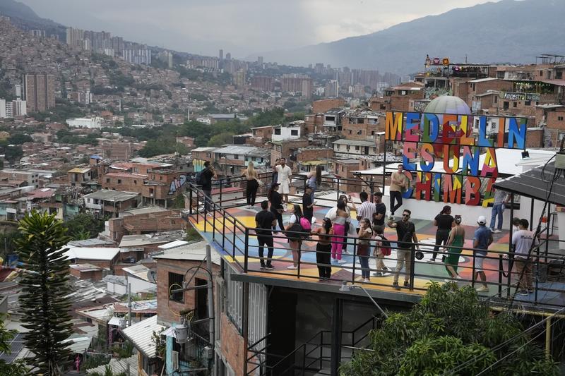 Comuna 13 din Medellin, un cartier cunoscut altădată pentru luptele dintre bandele de traficanți, acum un loc liniștit și turistic, Foto: Fernando Vergara / AP / Profimedia