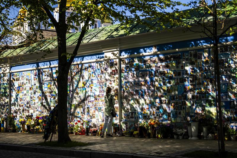 Femeie care atinge poza unui soldat ucrainean la un memorial din Kiev pentru cei uciși în războiul declanșat de Rusia, Foto: Francisco Seco / AP / Profimedia