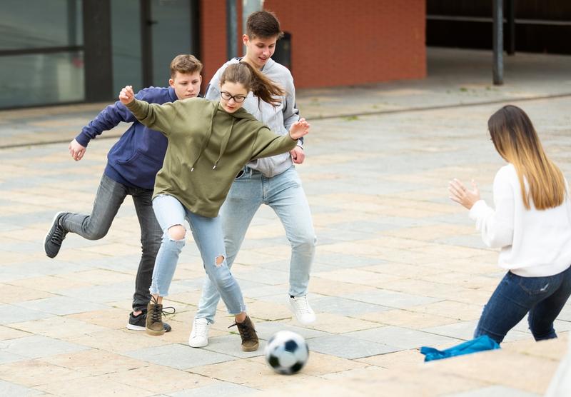 O fată „pick me girl” desconsideră restul fetelor, pe care le atacă fățiș cu orice ocazie, Foto: Shutterstock