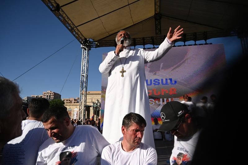 Arhiepiscopul Bagrat Galstanian cere demisia premierului Pașinian, Foto: KAREN MINASYAN / AFP / Profimedia