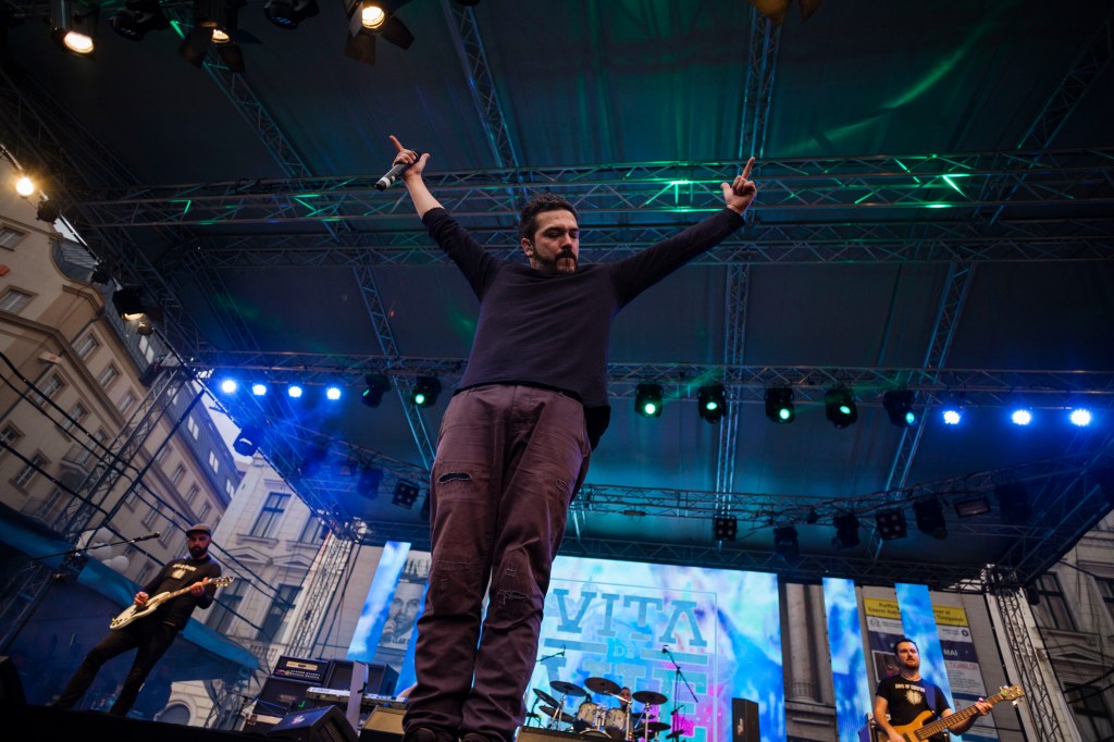 Adi Despot solistul trupei Vita de Vie in timpul unui concert sustinut in cadrul festivalului Timisoara Rock in Piata Victoriei din Timisoara. Foto: Inquam Photos / Cornel Putan
