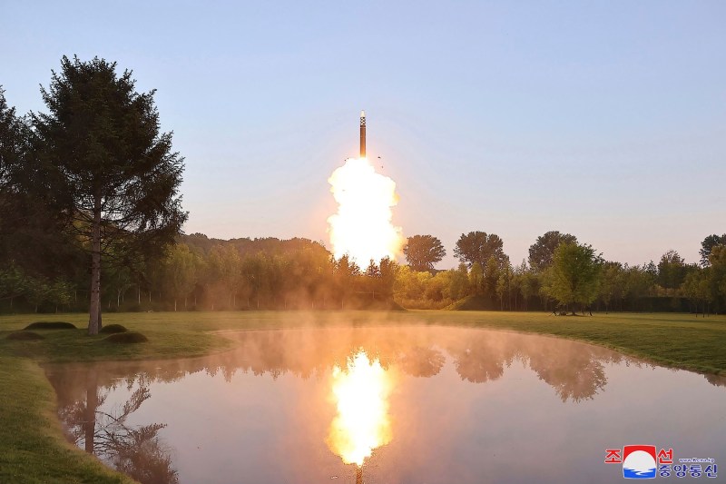 Coreea de Nord susține că a testat cu succes o rachetă cu focoase multiple. FOTO: KCNA via KNS / AP / Profimedia