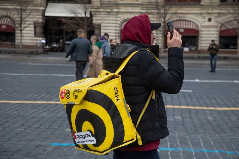 Curier rus în centrul Moscovei. Foto: Nikolay Vinokurov / Alamy / Alamy / Profimedia