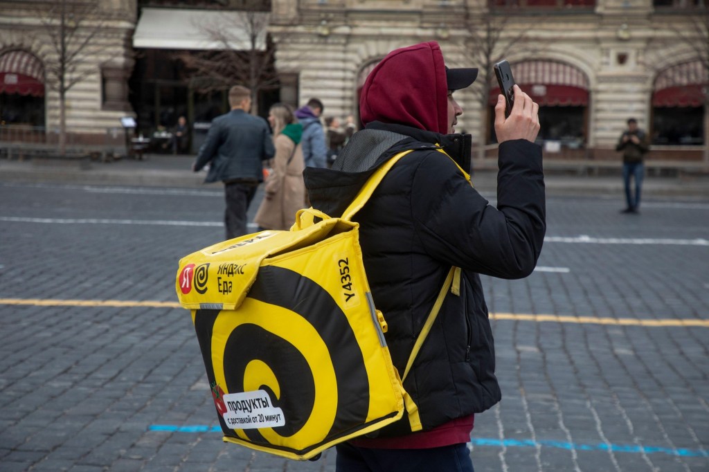 Curier rus în centrul Moscovei. Foto: Nikolay Vinokurov / Alamy / Alamy / Profimedia