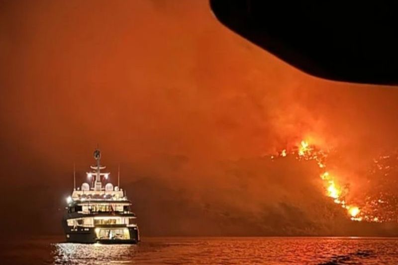 Focurile de artificii trase de pe un iaht au provocat un incendiu pe insula grecească Hydra. Foto: Pompierii greci