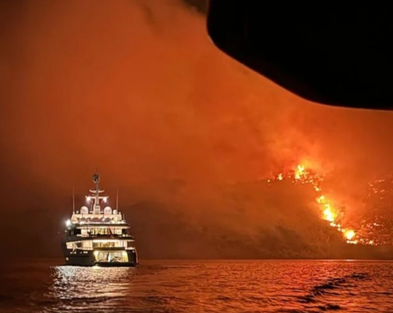 Focurile de artificii trase de pe un iaht au provocat un incendiu pe insula grecească Hydra. Foto: Pompierii greci