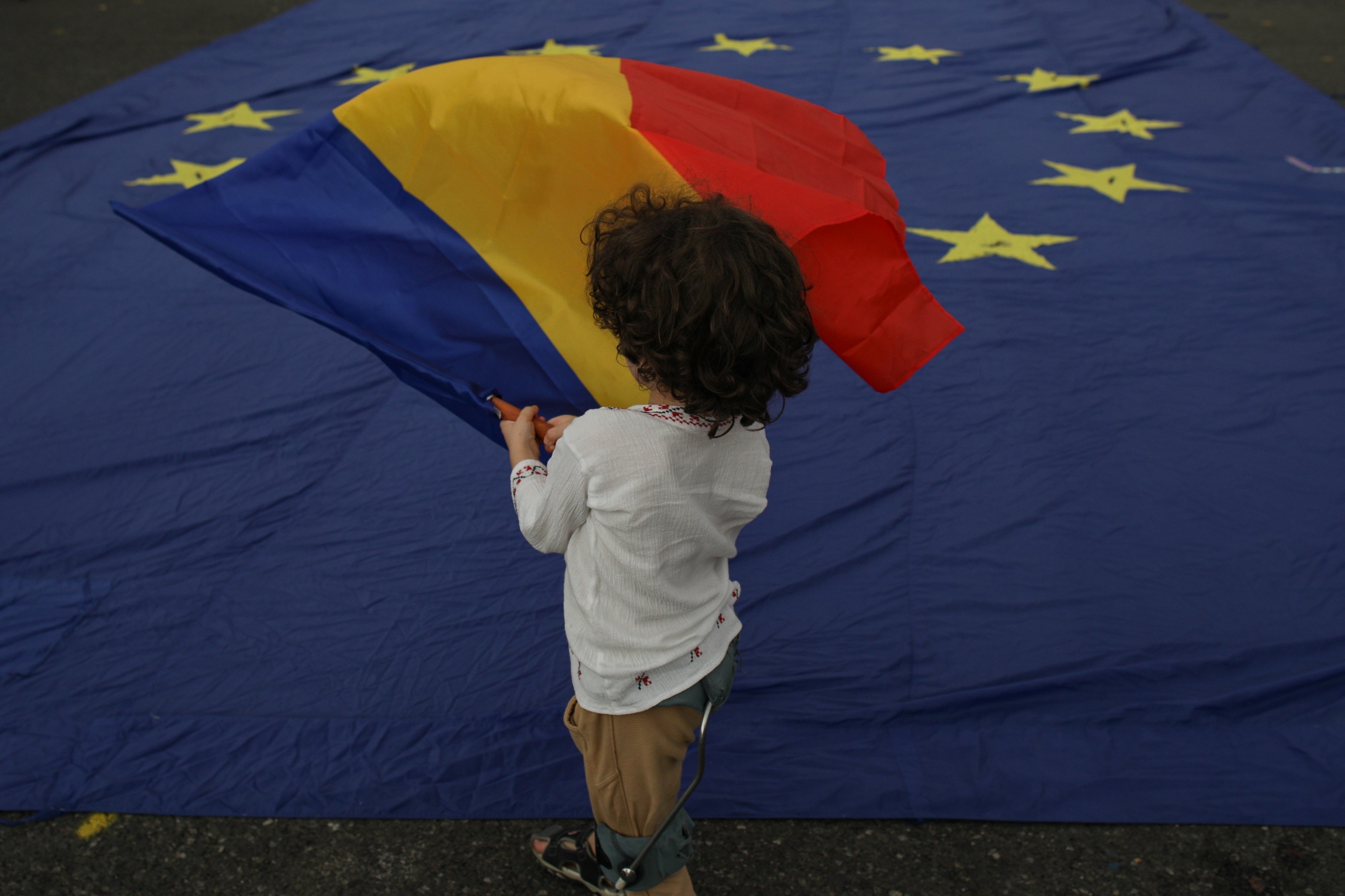 Proteste în Piața Victoriei: Apel la apărarea democrației