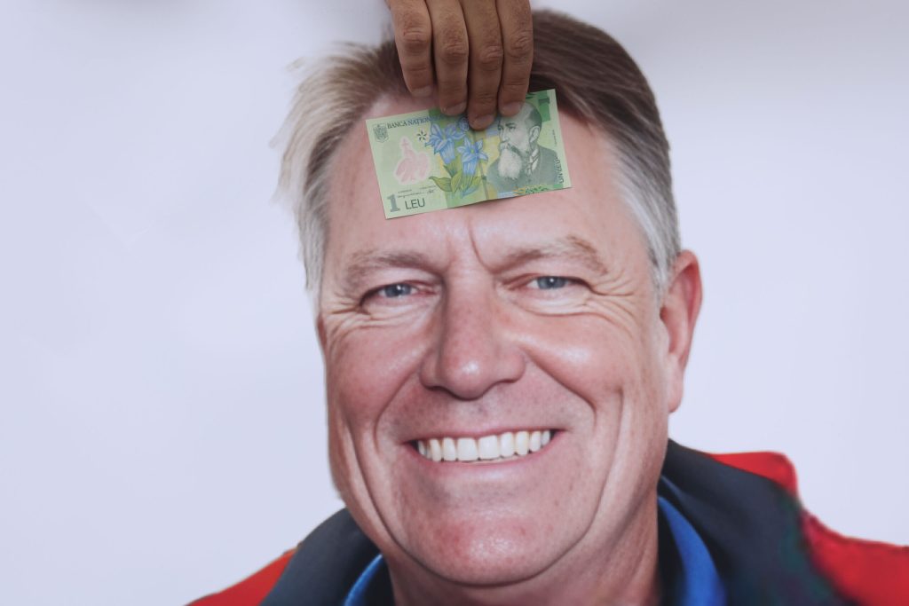 Klaus Iohannis încă așteaptă o funcție internațională de top, care să-i fie lipită de frunte. Imagine de la un protest: George Călin/Inquam Photos