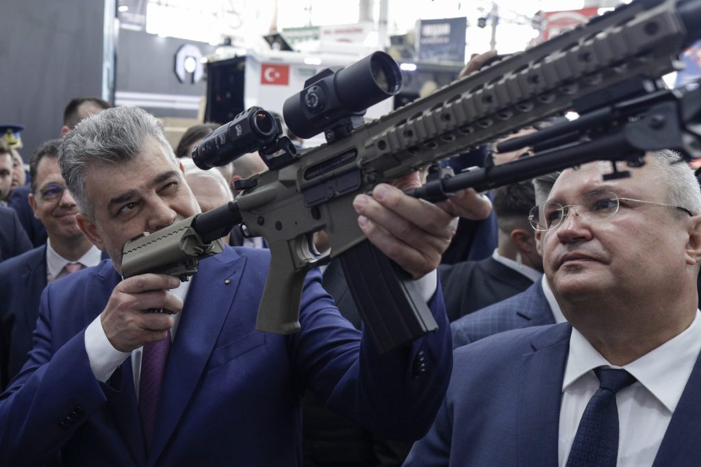 Marcel Ciolacu și Nicolae Ciucă participă la evenimentul de deschidere a BSDA 2024, în Bucuresti, 22 mai 2024. Sursa foto: Inquam Photos / Octav Ganea