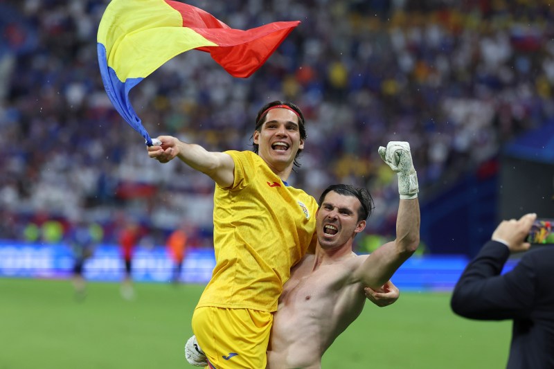 Ianis Hagi și Florin Niță la finalul meciului România - Slovacia. Foto: Inquam Photos / Stefan Constantin