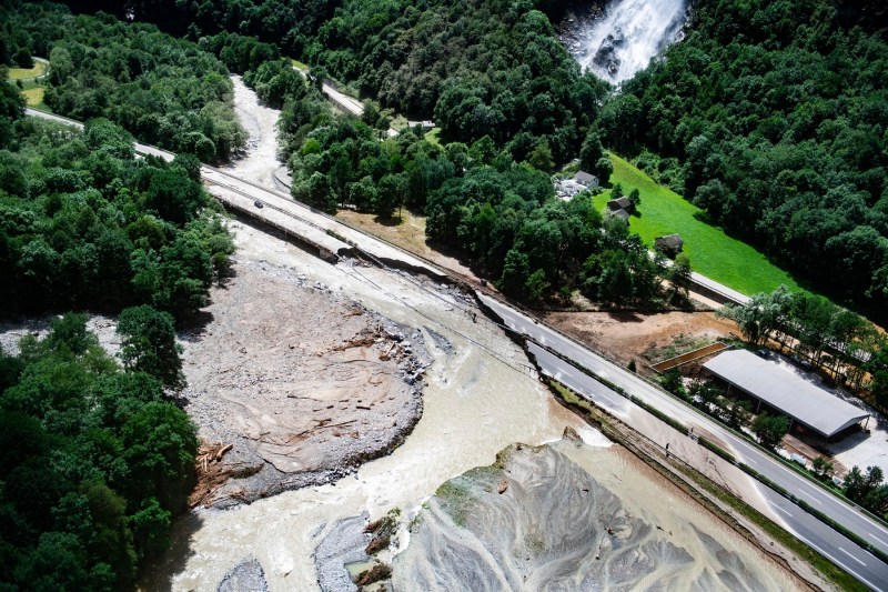 Zonă afectată de o alunecare de teren, cauzată de ploile abundente, din satul Sorte, comuna Lostallo, sudul Elveției, sâmbătă, 22 iunie 2024. Foto: Samuel Golay / AP / Profimedia
