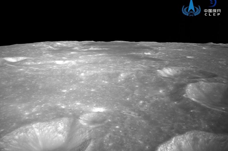 Chinezii au adus în premieră pe Terra mostre de pe fața ascunsă a Lunii