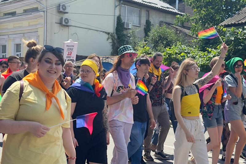 VIDEO Cum a fost la marșul Pride din Chișinău. Lider al comunității LGBTQ din Rusia: „Îmi vine să plâng când văd cum ne protejează polițiștii aici. Acasă ne arestau”
