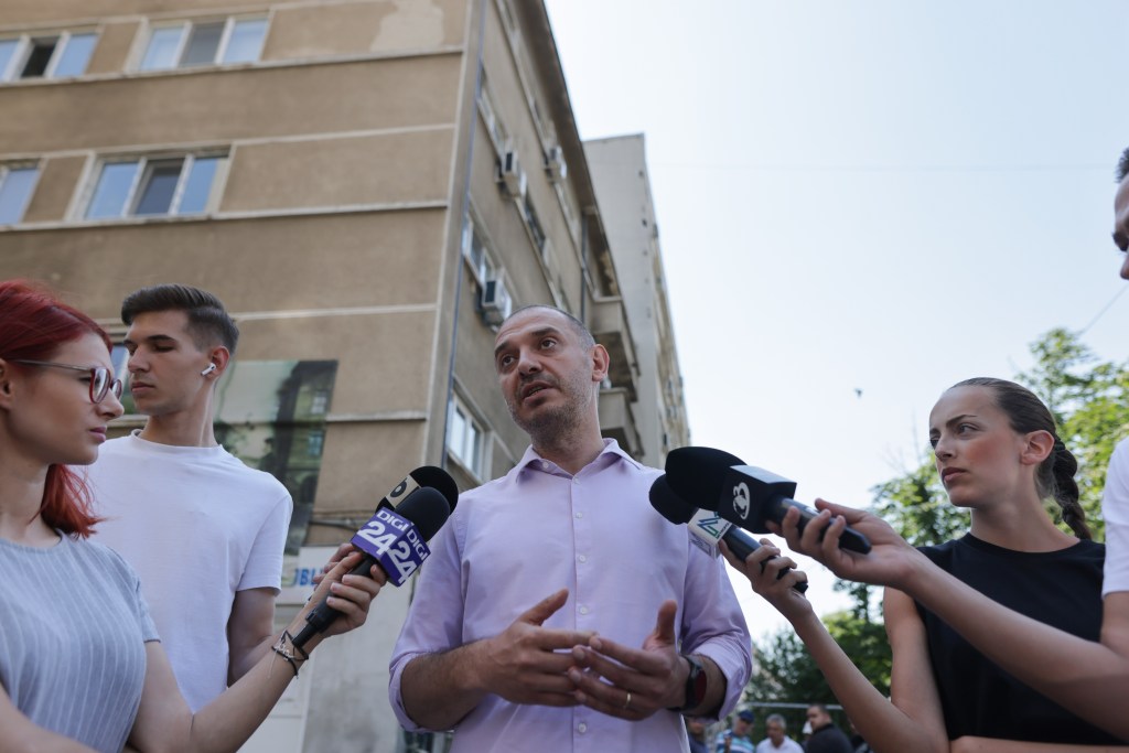 Primarul în funcție al sectorului 2, Radu Mihaiu, sosește la secția 8 de poliție din București, 18 iunie 2024. Inquam Photos / George Călin