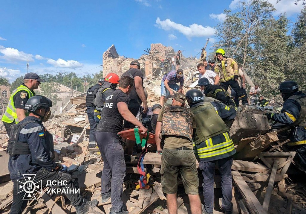 Război în Ucraina. Salvatori ucraineni caută supraviețuitori după un atac rusesc cu rachete balistice asupra orașului Krivoi RogFoto: Ukrainian Emergency Service / AP / Profimedia