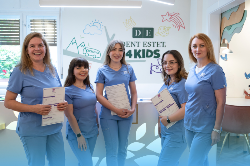 DENT ESTET 4 KIDS marchează un nou capitol în educația dentară la copii prin lansarea cărții-eveniment „O poveste despre dințișori și supereroi salvatori”