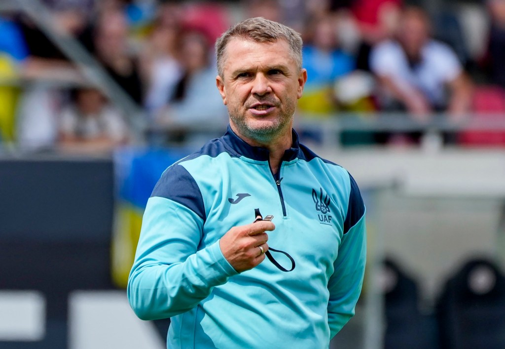 Selecționerul Ucrainei, Serhi Rebrov, își urmărește echipa în timpul unui antrenament public în Wiesbaden, Germania, joi, 13 iunie 2024, înaintea meciului din grupa E împotriva României la Euro 2024. Foto: Michael Probst / AP / Profimedia