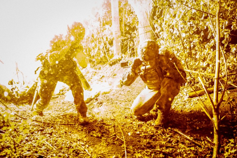 Soldați ucraineni trag înspre poziții rusești. Foto: Handout / AFP / Profimedia