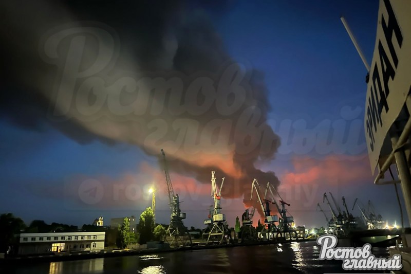 Un depozit de petrol a luat foc în Azov, regiunea Rostov, în sudul Rusiei, după un atac cu drone ucrainene. Foto: east2west news / WillWest News / Profimedia