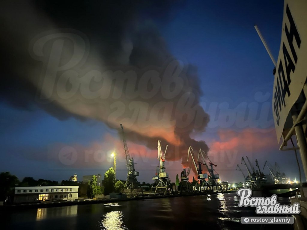 Un depozit de petrol a luat foc în Azov, regiunea Rostov, în sudul Rusiei, după un atac cu drone ucrainene. Foto: east2west news / WillWest News / Profimedia