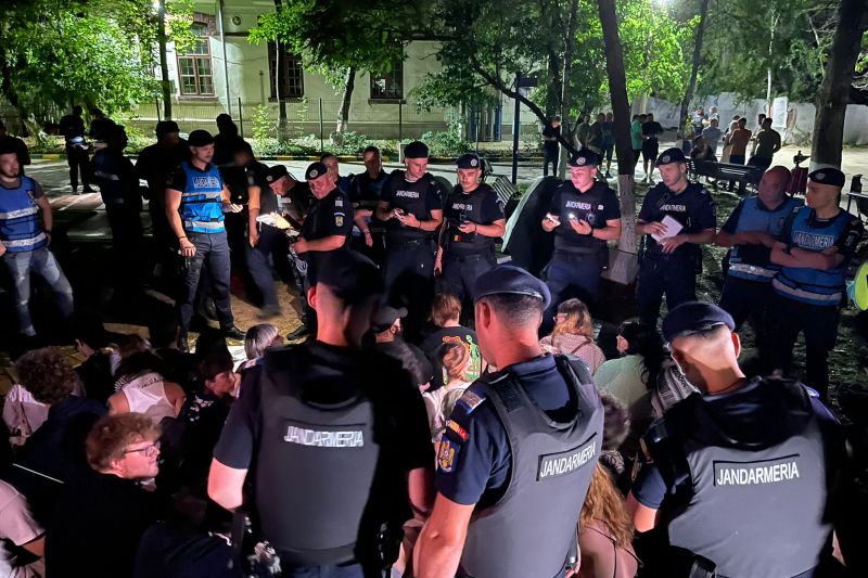 Zeci de jandarmi și polițiști au intrat peste cei 40 de studenți pro-Palestina care continuă protestul de la Universitatea București