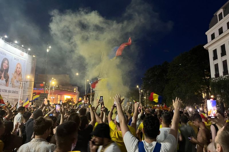VIDEO Calificarea României a scos mii de oamenii în Piața Universității! S-a reluat o tradiție de pe vremea Generației de Aur / Mulțimea e acum în stradă în București