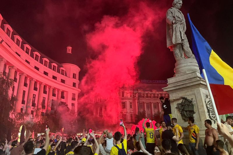 VIDEO Calificarea României a scos mii de oamenii în Piața Universității! S-a reluat o tradiție de pe vremea Generației de Aur