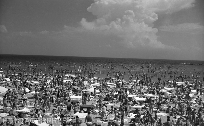 „Betoane de Nisip” în epoca Soare pe valută. Când plecam la mare de la București și ajungeam pe plaje pline de turiști din Vest