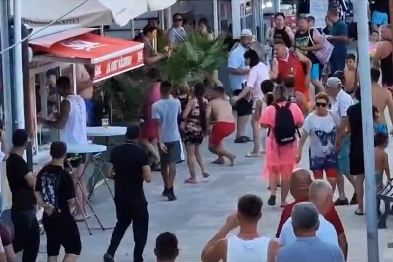 VIDEO Bătaie între turiști în Eforie. Trei bărbați s-au certat pe plajă și și-au împărțit pumni și picioare