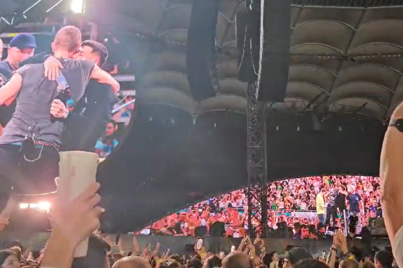 VIDEO Momentul în care 50.000 de români au acceptat invitația lui Chris Martin de la Coldplay, au dansat pe o manea și l-au aplaudat pe tânărul huiduit cu o zi înainte. ”Mulțumesc, sunteți cel mai bun public ever”, a spus Chris