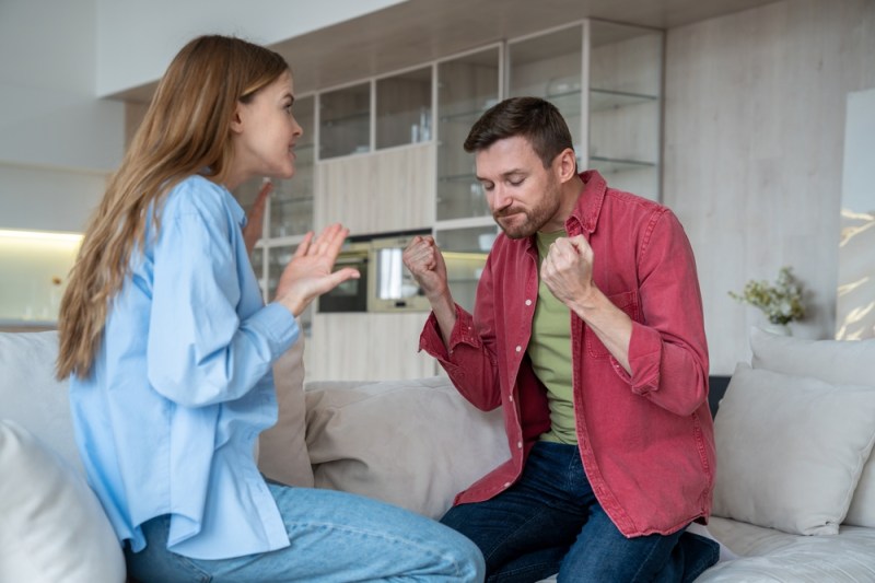 De ce mai ales bărbații au un comportament defensiv în cuplu și sfaturi pentru a gestiona situația