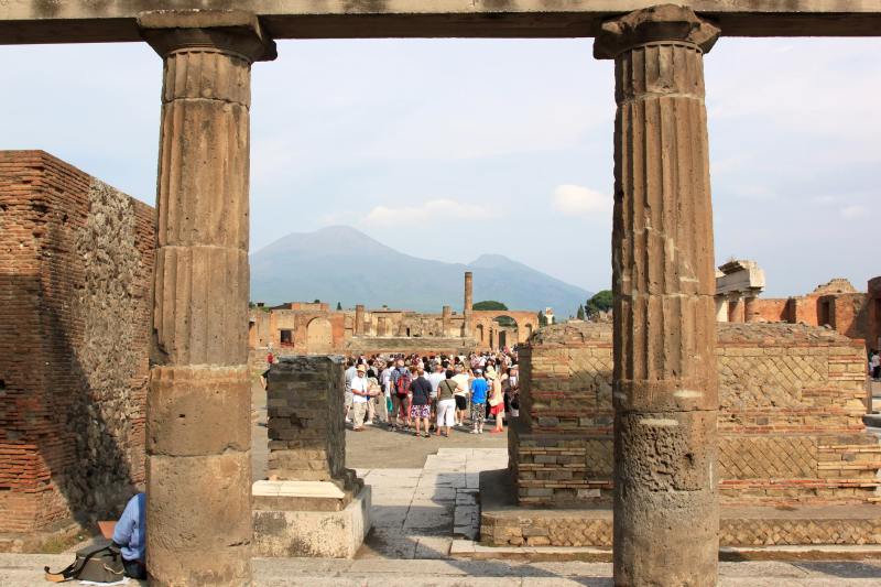 FOTO Un turist provoacă din nou furie în Italia după un act de vandalism în faimosul oraș antic Pompei