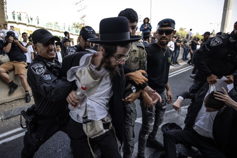 Evreii ultra-ortodocși trebuie recrutați în armată, spune instanța supremă din Israel – o decizie explozivă și o lovitură pentru Netanyahu