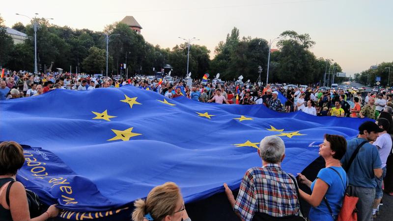 Steag UE in Piata Victoriei, Foto: Victor Cozmei / HotNews.ro
