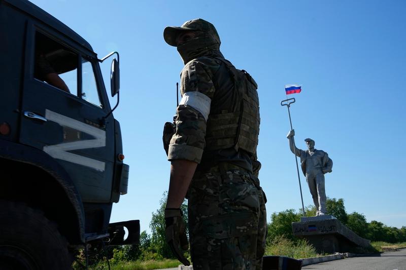 Război în Ucraina: steag rusesc arborat de forțele rusești în Mariupol, Foto: AP / AP / Profimedia