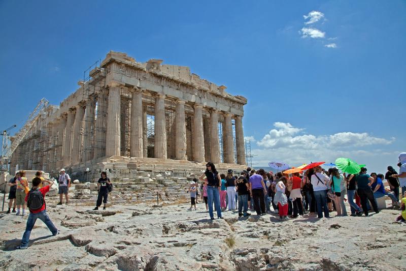 Καύσωνας στην Ελλάδα, με θερμοκρασία έως 43 βαθμούς.  Τα σχολεία έχουν κλείσει σε αρκετές περιοχές, συμπεριλαμβανομένης της Αθήνας.  Έκλεισε και η Ακρόπολη