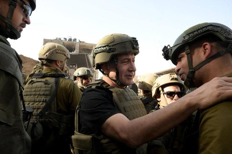 Benjamin Netanyahu în Fâșia Gaza, printre soldații israelieni, Foto: Israeli Government (GPO) / Hando / AFP / Profimedia