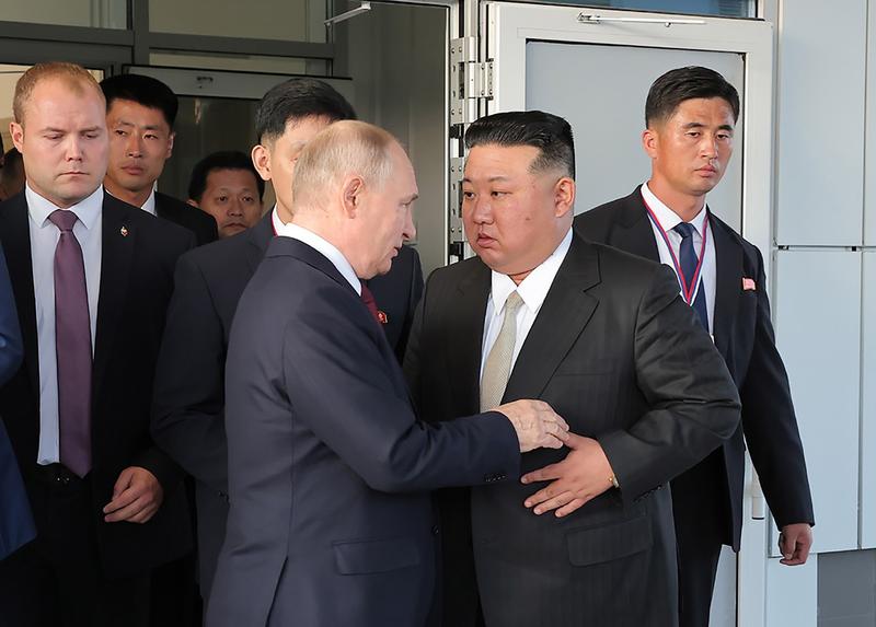 Liderul nord-coreean Kim Jong Un își ia rămas bun de la președintele rus Vladimir Putin, în timp ce pleacă de pe cosmodromul Vostochny din regiunea Amur, Rusia, pe 13 septembrie 2023, Foto: KCNA / UPI / Profimedia Images