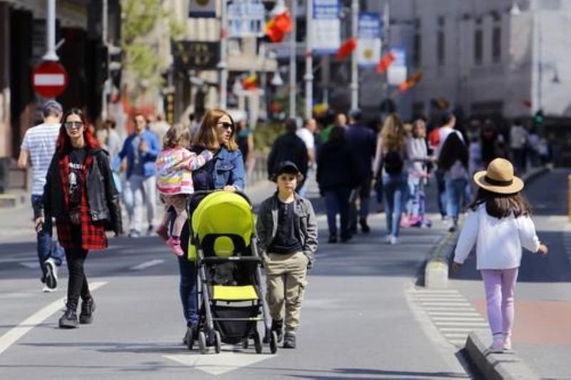Oameni la plimbare in Bucuresti, Foto: Cristel / Xinhua News / Profimedia