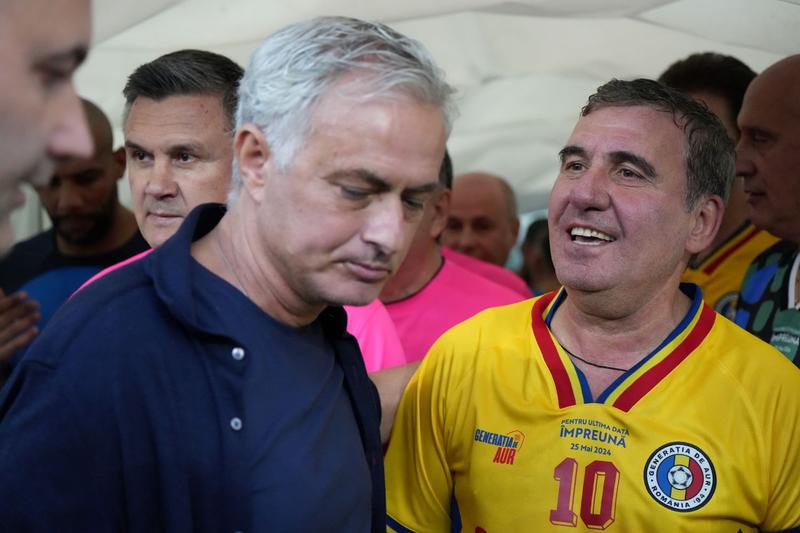 Jose Mourinho alături de Gheorghe Hagi, la meciul Generației de Aur, Foto: Golazo.ro