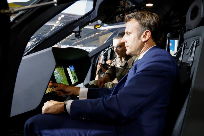 Emmanuel Macron intr-un elicopter Airbus H160M Guepard, Foto: Ludovic Marin / AP / Profimedia