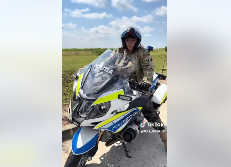 Diana Sosoaca pe motocicleta unui politist, Foto: Captura video